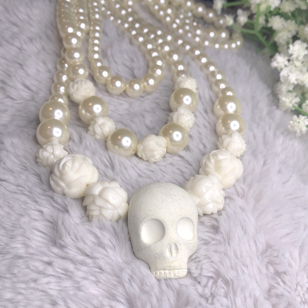 Faux pearl necklace with skull